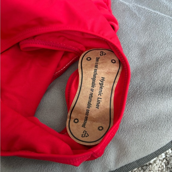 Red bikini - Picture 3 of 6